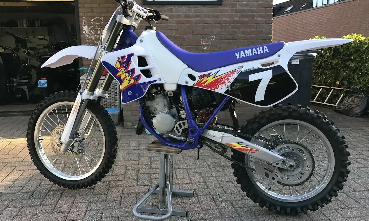 Yamaha cross 125 z numerem 7 na tabliczce. Zastanawiasz się, ile pojedzie cross 125? Ten model wygląda na gotowy do akcji!
