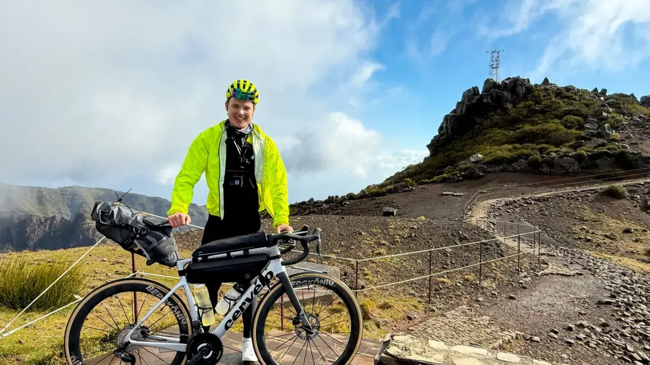 Glücklicher Radfahrer mit seinem Rennrad auf Madeira, bereit für eine Bergfahrt.