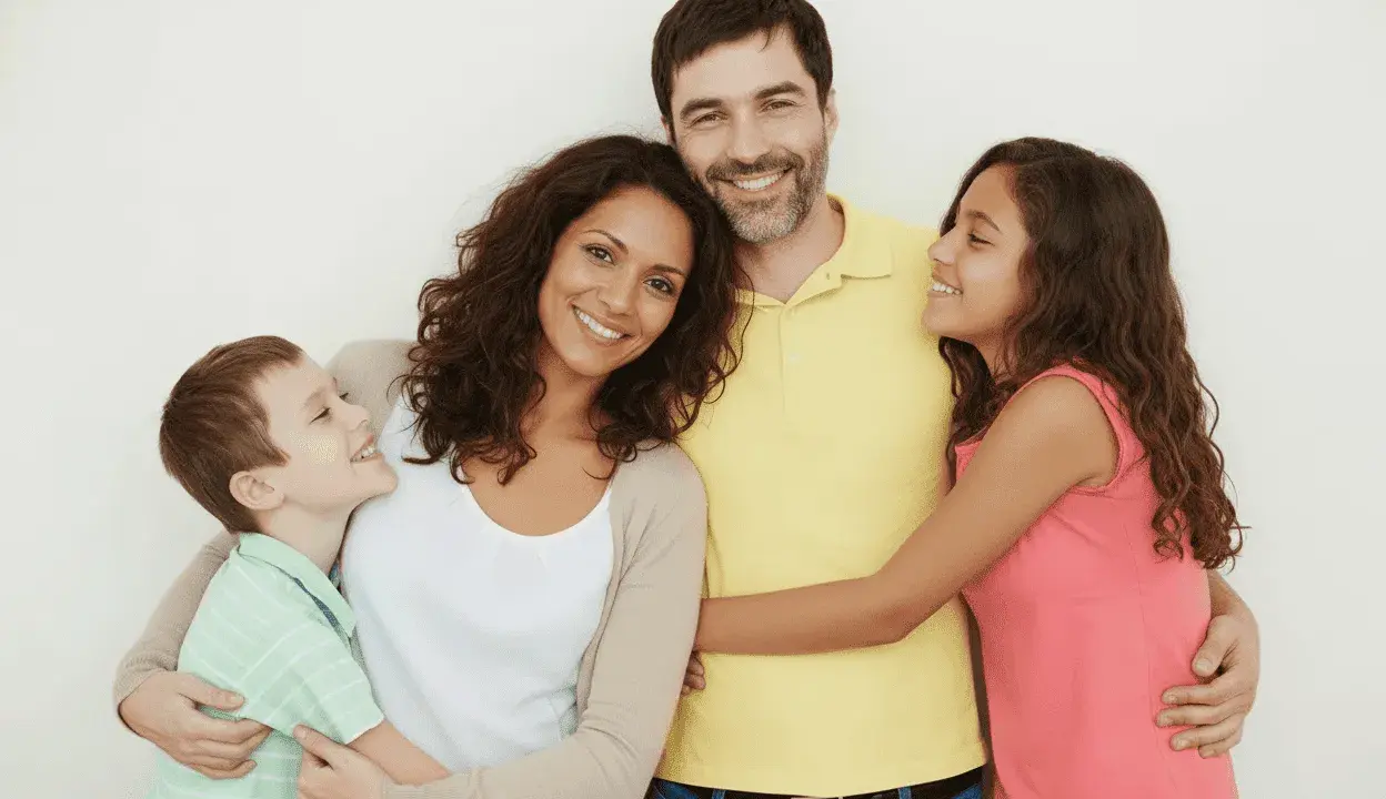 Familia feliz y sonriente. Los padres aprenden en cursos para padres.