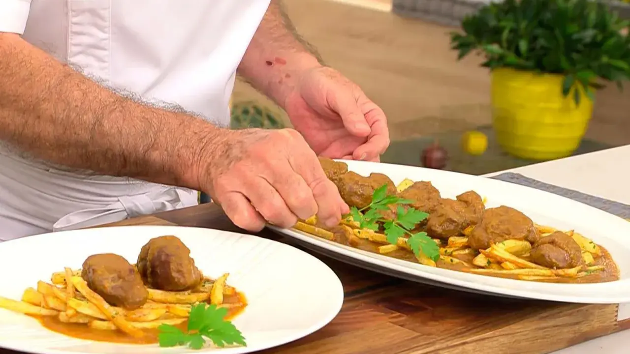 Carrilleras de cerdo en olla express, al estilo Arguiñano, servidas con patatas fritas y perejil.