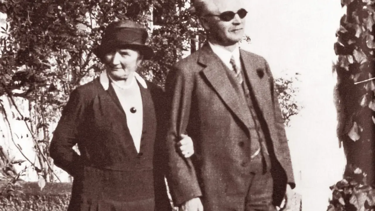 Gustaf Dalén och hans fru promenerar. Hans uppfinningar revolutionerade fyrbelysning.