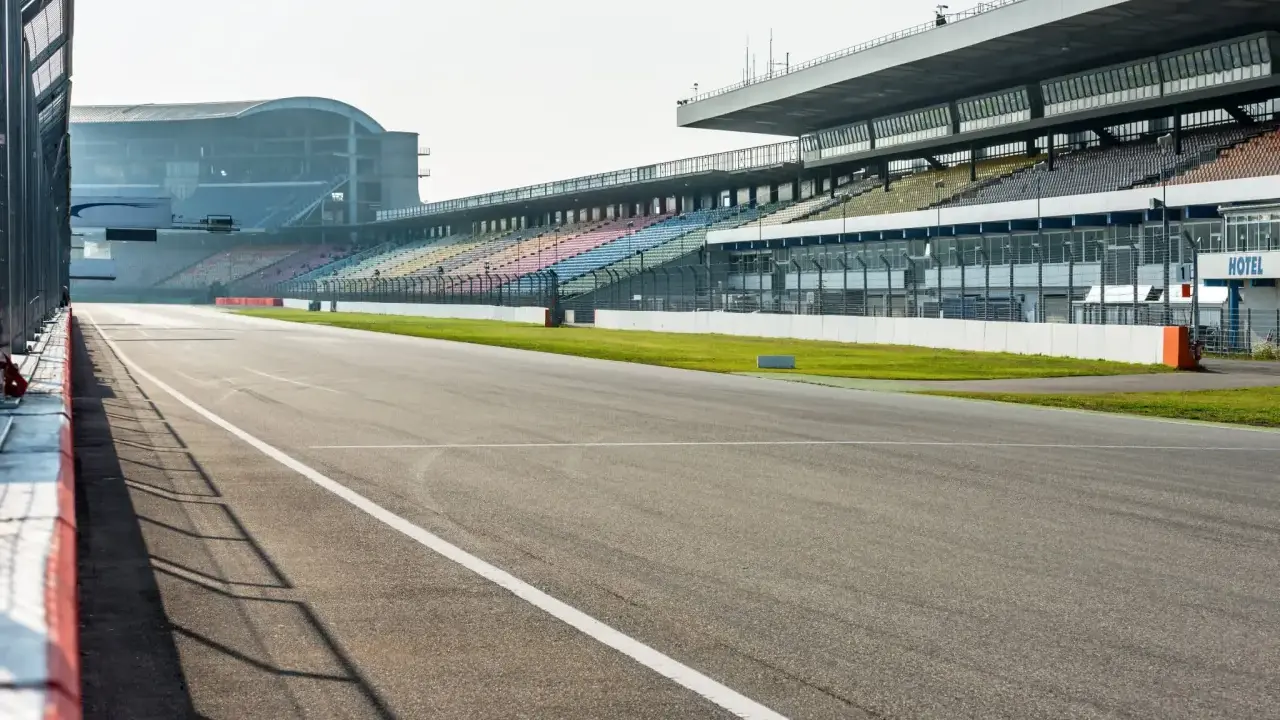 Leere Tribünen und eine Rennstrecke in Deutschland, bereit für den nächsten Grand Prix.