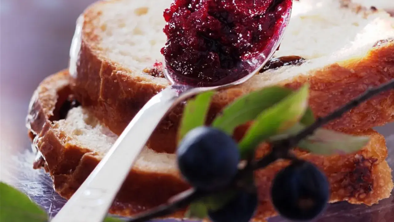 Süße Schlehen-Marmelade auf Toast, ein Genuss für alle Schlehen Rezepte.