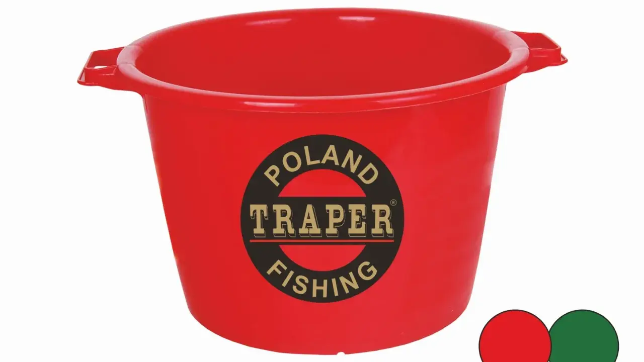 Czerwony pojemnik na zanętę z logo "TRAPER FISHING POLAND". Idealny do przechowywania przynęt wędkarskich.