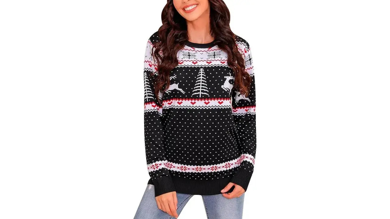 Mujer sonriente con jersey navideño casero negro con renos y árboles.
