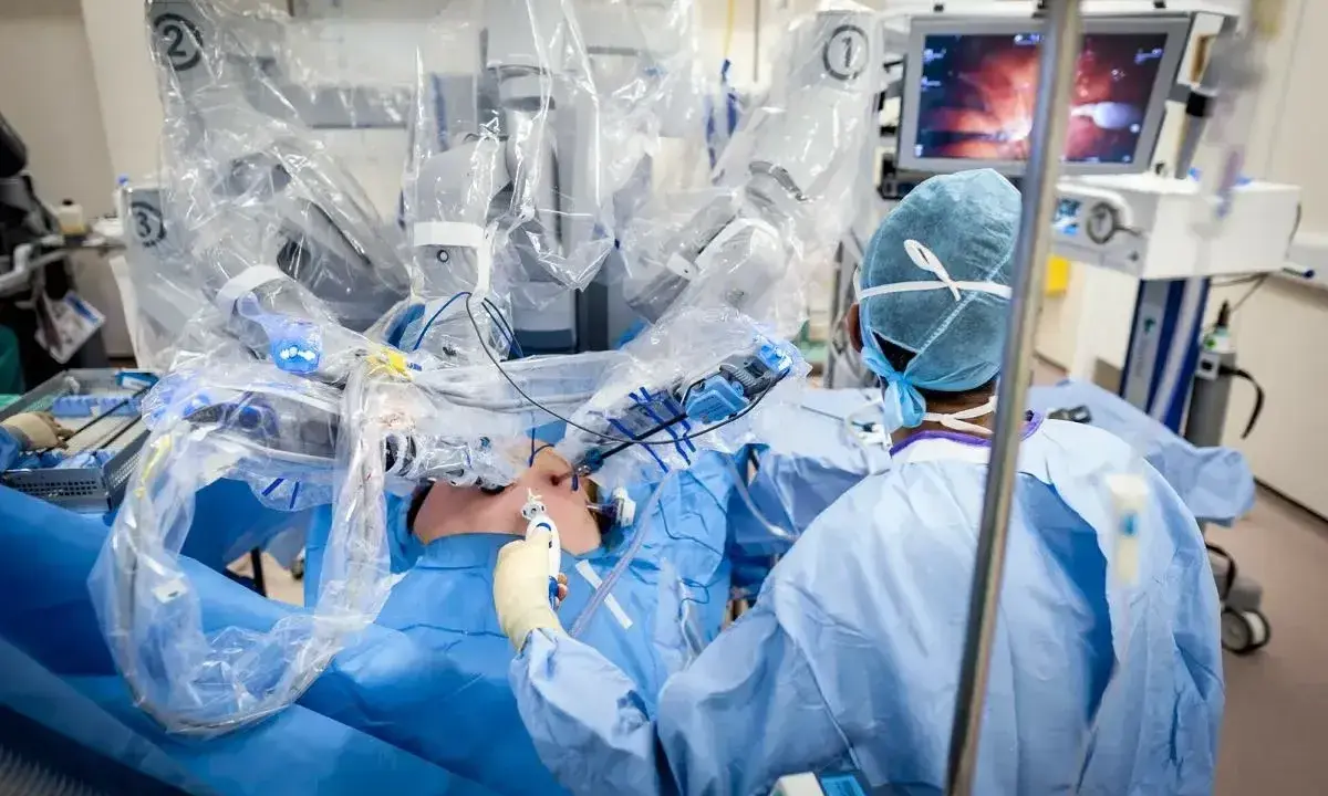 Chirurg steruje robotem podczas operacji prostaty. Czas pobytu w szpitalu po operacji prostaty zależy od wielu czynników.