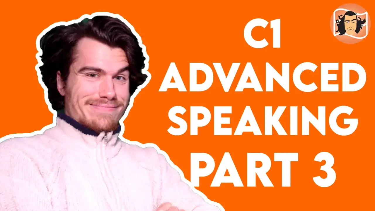 Młody mężczyzna uśmiecha się, przygotowując do części 3 egzaminu C1 Advanced Speaking.