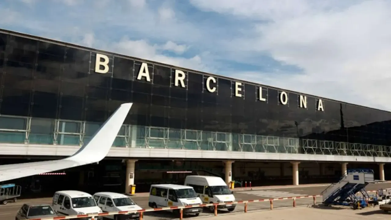 Terminal Barcelona El Prat. Samoloty, busy vans and cars waiting for passengers.