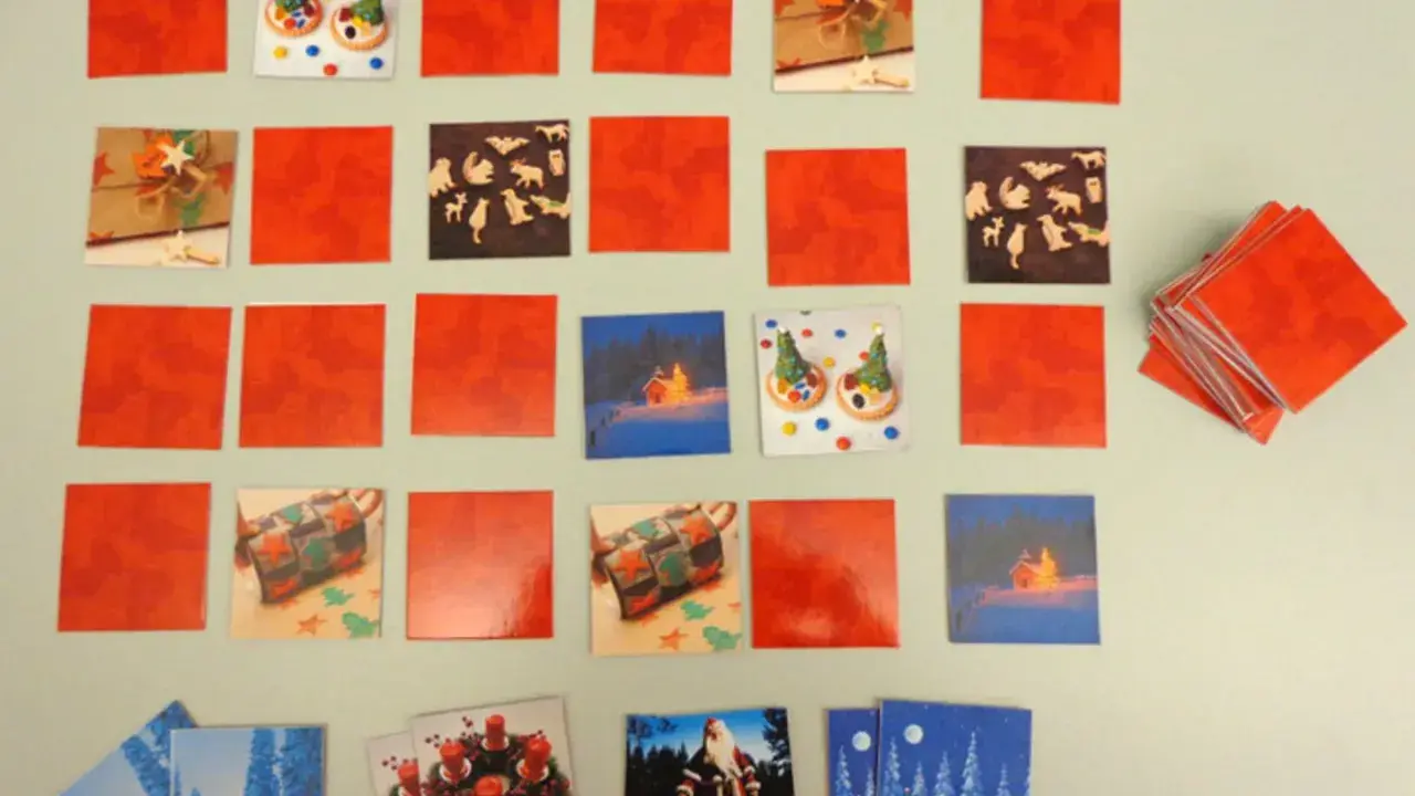 Weihnachtliche Motive für ein Memory basteln. Vorlage mit Geschenken, Weihnachtsmann und Tannenbäumen.