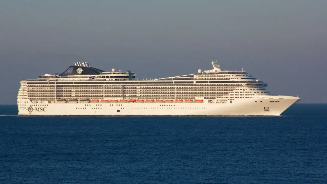 MSC Fantasia naviga in acque azzurre sotto un cielo sereno.