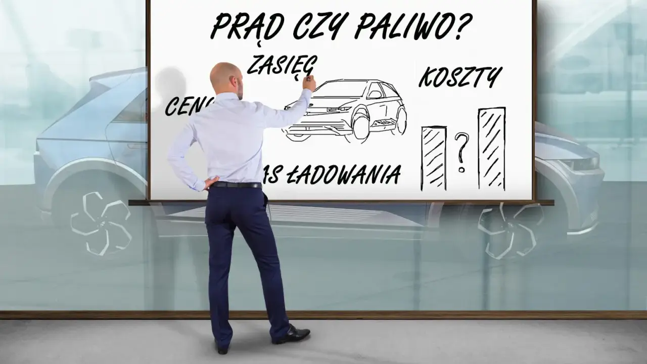 Przerabianie aut na elektryczne: mężczyzna pisze na tablicy "Prąd czy paliwo?", rysuje samochód i wykresy.