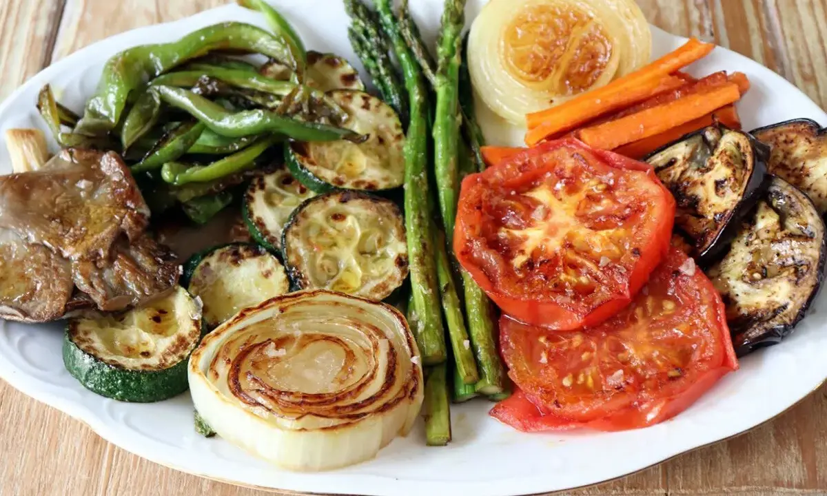 Plato de verduras al horno: pimientos verdes, calabacín, espárragos, zanahorias, cebolla, tomate y berenjena asados.