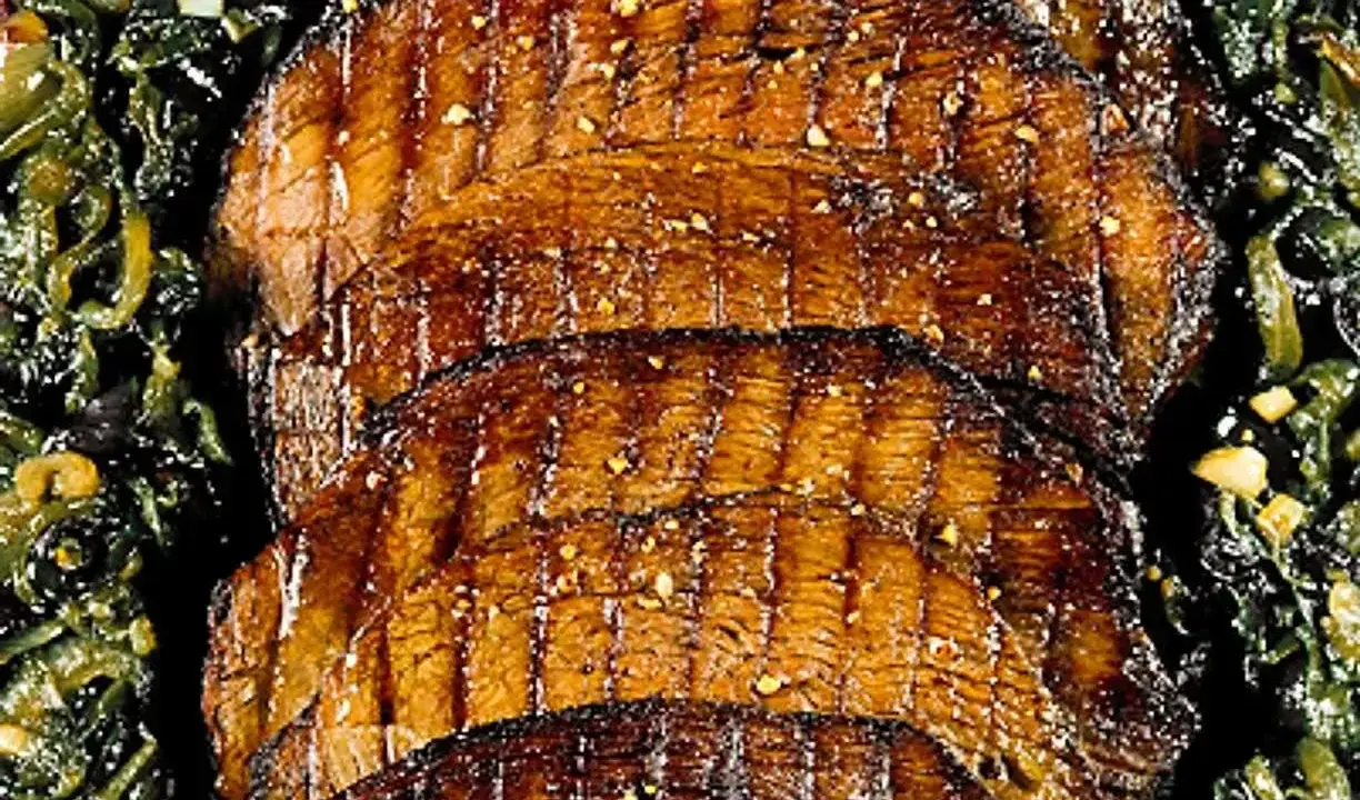 Grillad rostas, perfekt stekt och serverad med gröna grönsaker.
