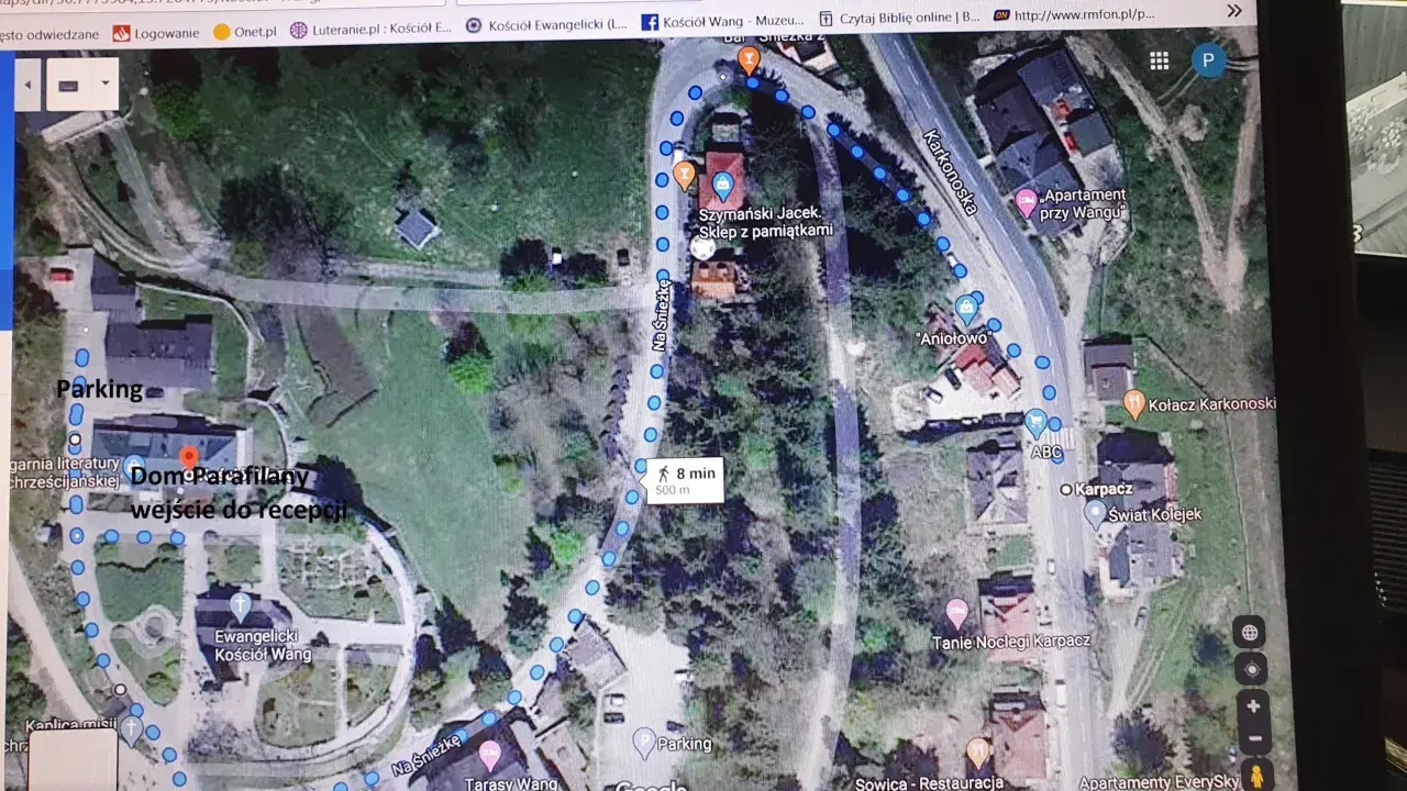 Trasa do świątyni Wang, przez parking i sklep z pamiątkami. Spacer zajmie 8 minut.