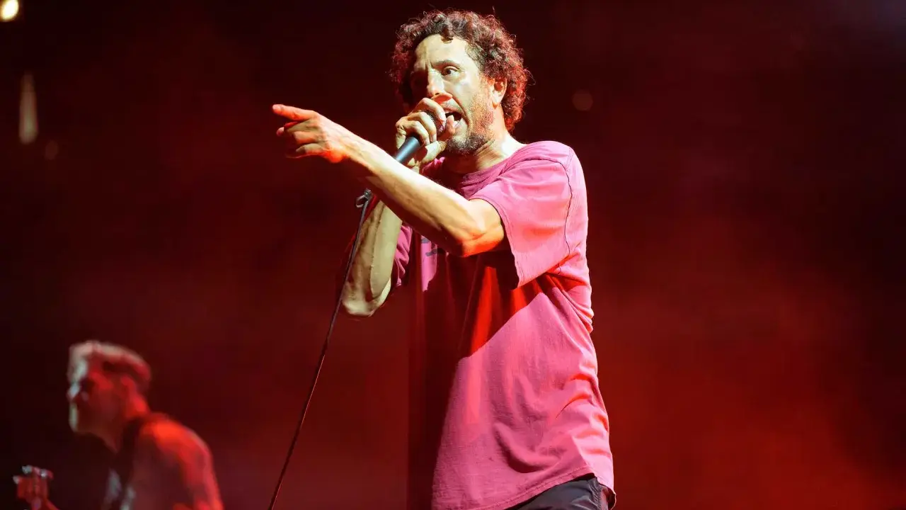 Zack de la Rocha, en av medlemmar av Rage Against the Machine, pekar ut mot publiken under en energisk konsert.
