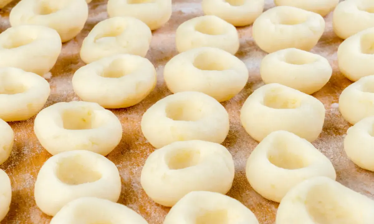 Jak zrobić kluski? Proste przepisy i triki na perfekcyjny smak
