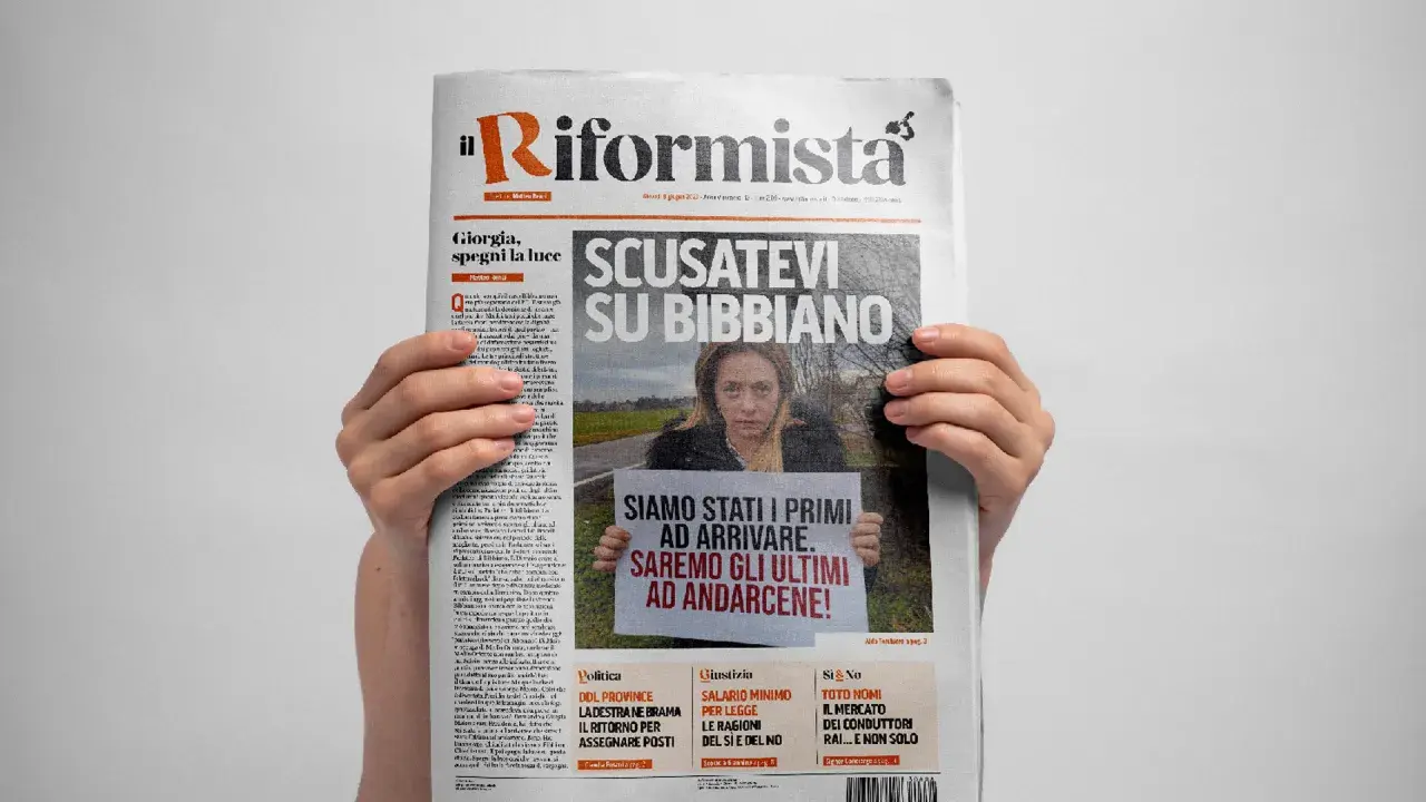 Mani tengono "Il Riformista", giornale con titolo "Scusatevi su Bibbiano" e foto di una donna con cartello. Un esempio di orientamento politico riformista.