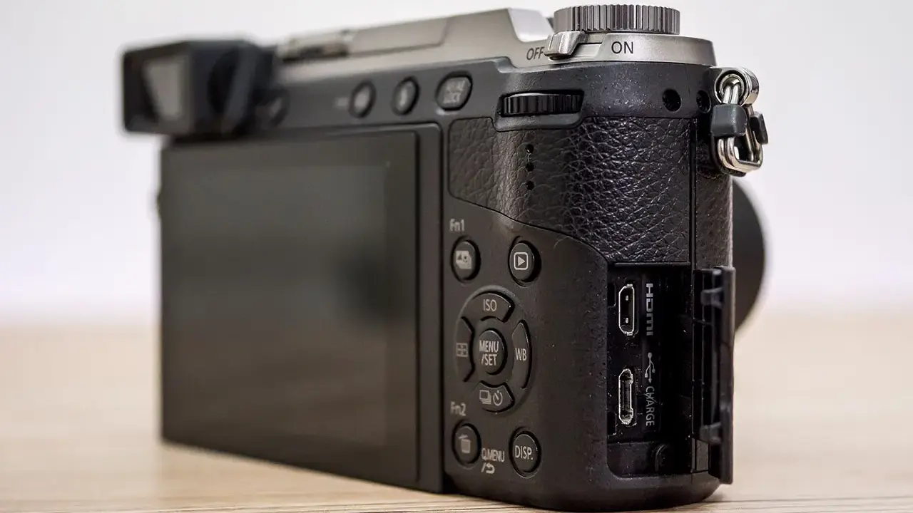 Dettaglio posteriore di una Lumix GX80 usata, con schermo LCD, pulsanti di controllo e porte USB/HDMI.
