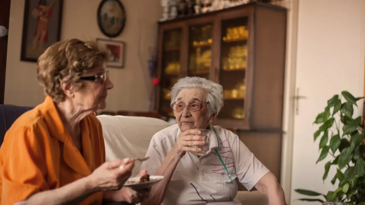 Jak rozmawiać z seniorami? Angażujące tematy i rady eksperta
