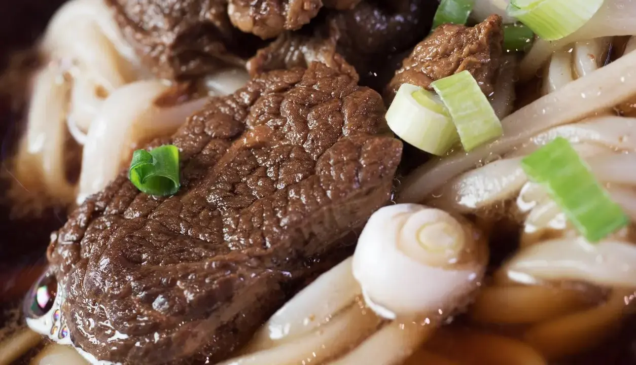Aksamitne kawałki wołowiny w aromatycznym bulionie, z grubym makaronem i zieloną cebulką. Pyszne pho bo.
