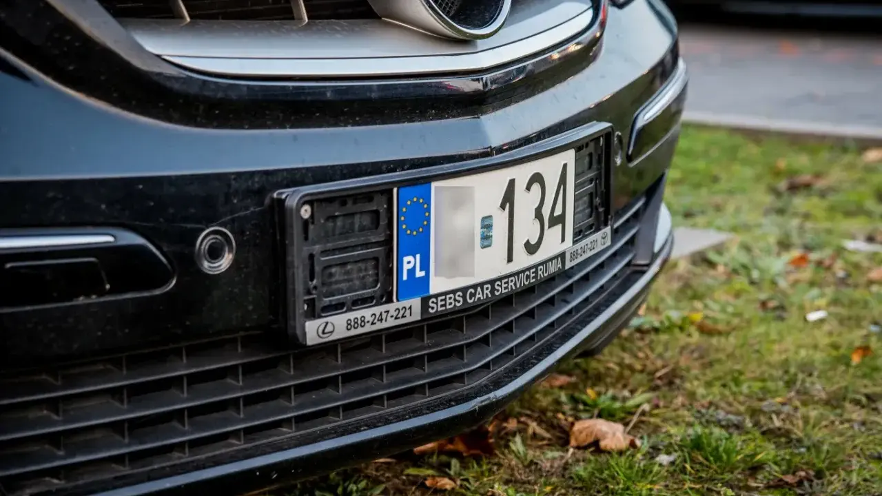 Czarna atrapa chłodnicy z widocznym numerem rejestracyjnym 134. Pod nim napis "SEBS CAR SERVICE RUMIA".