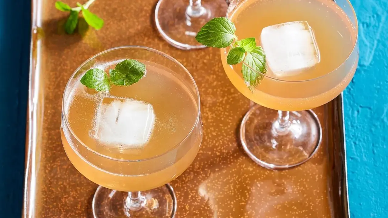 Erfrischende Cocktails mit Eis und Minze, wie ein old cuban ihn genießen würde.