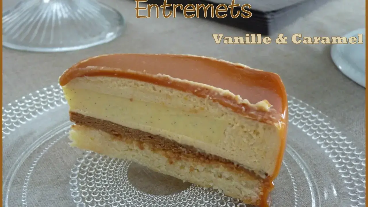 Tranche d'entremets vanille & caramel, un délice facile à réaliser.