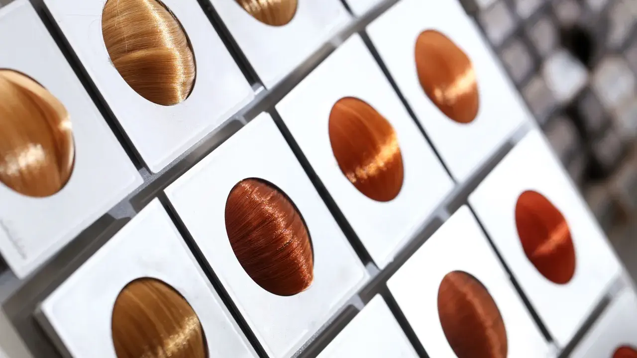 Campioni di capelli con tonalità che vanno dal biondo ramato al castano intenso, pronti per scegliere il colore perfetto.