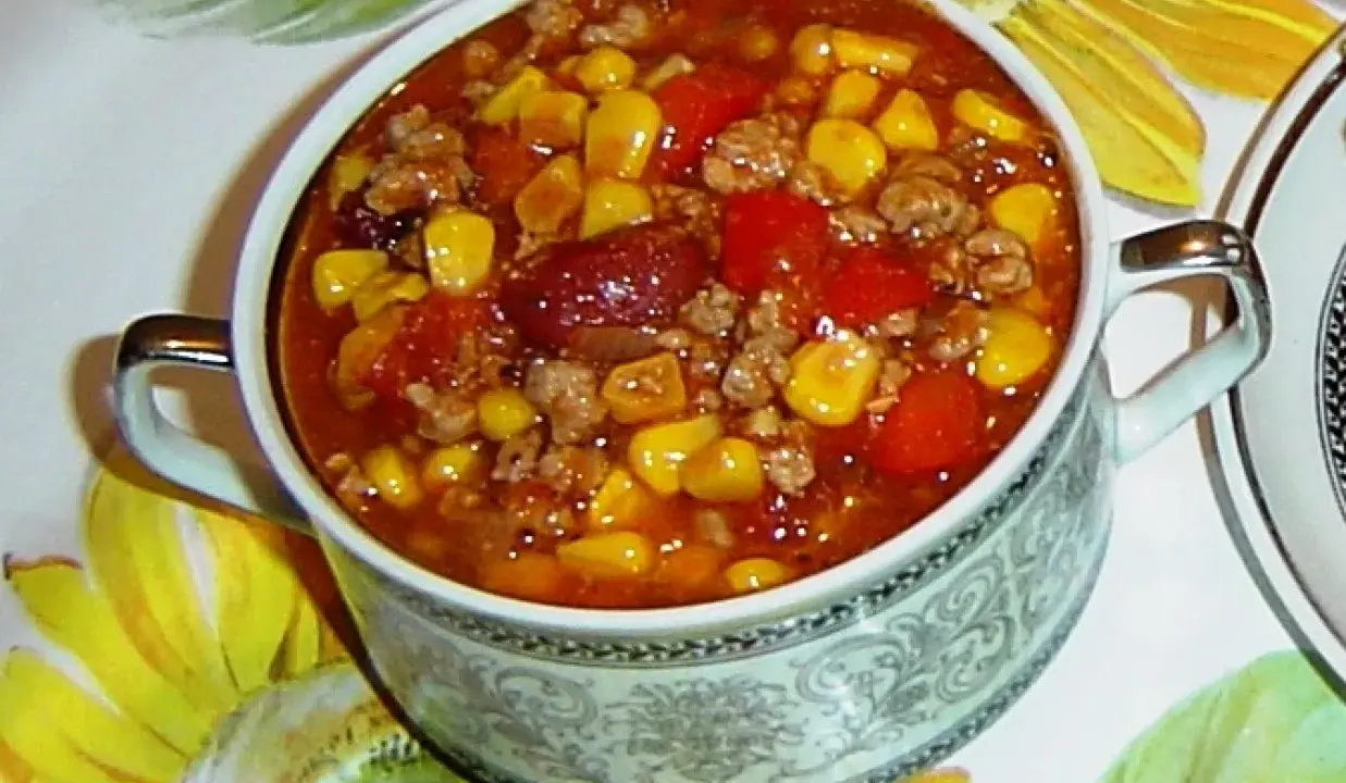 Pyszne chili con carne przepis: sycące danie z mielonym mięsem, fasolą, kukurydzą i pomidorami w bogatym sosie. Idealne na chłodne dni.