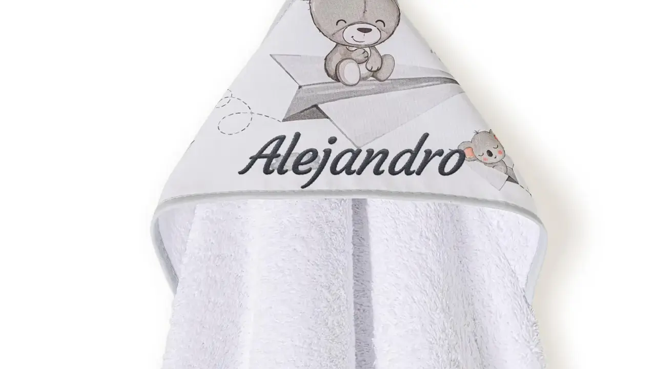 Capa de baño para bebé con osito y avión de papel. Las medidas de esta capa de baño para bebé son ideales para envolver a tu pequeño.