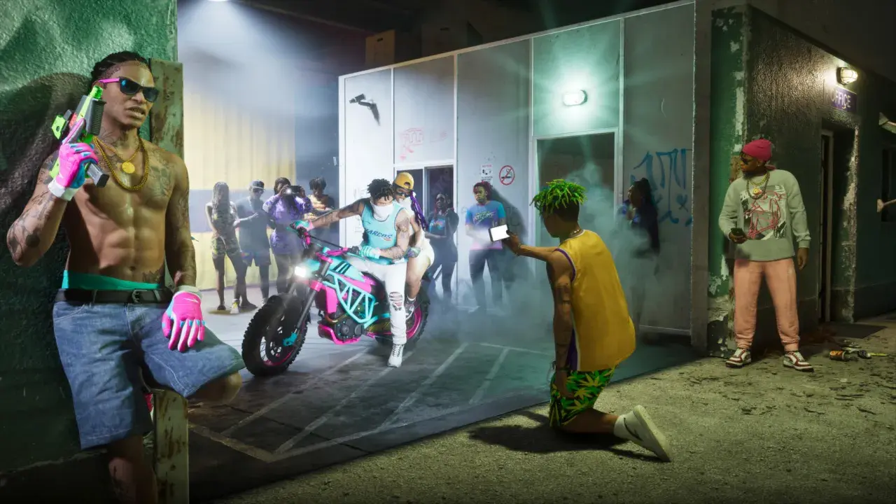 Wyczekiwana gra: młodzi ludzie w neonowych strojach, motocykl, broń i dym.