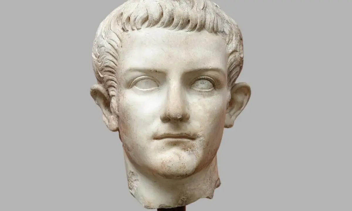 Marmorporträt eines jungen Mannes, der als Kaiser Roms identifiziert wird. Sein Haar ist kurz und wellig, die Augenhöhlen sind leer.