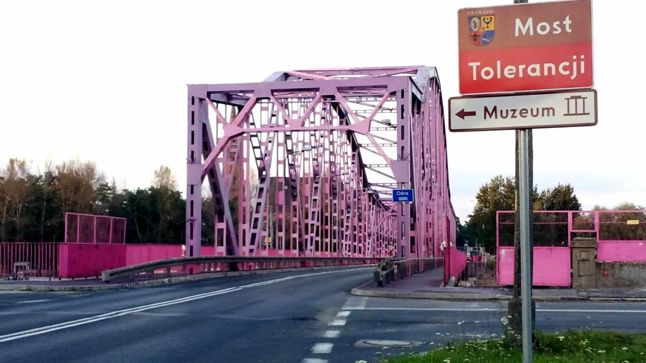Różowy Most Tolerancji w Głogowie, jedna z głównych atrakcji miasta, prowadzi do Muzeum.