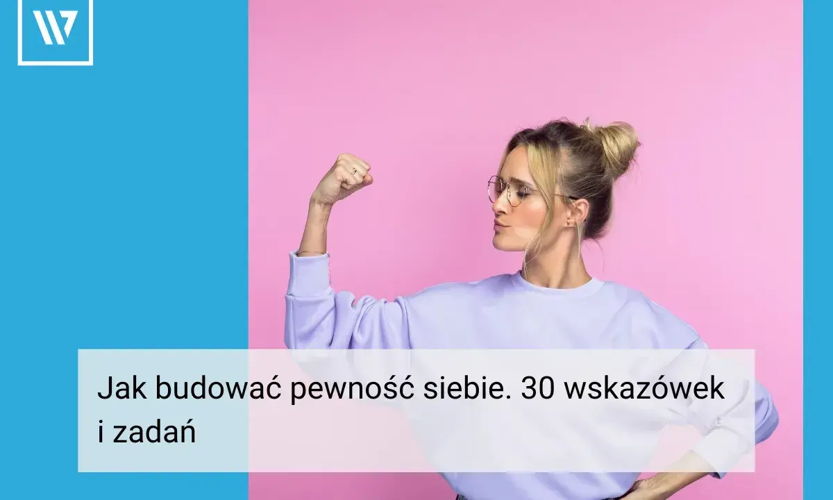 Kobieta pokazuje biceps, by zbudować pewność siebie i poczucie własnej wartości. Tekst: "Jak budować pewność siebie. 30 wskazówek i zadań".