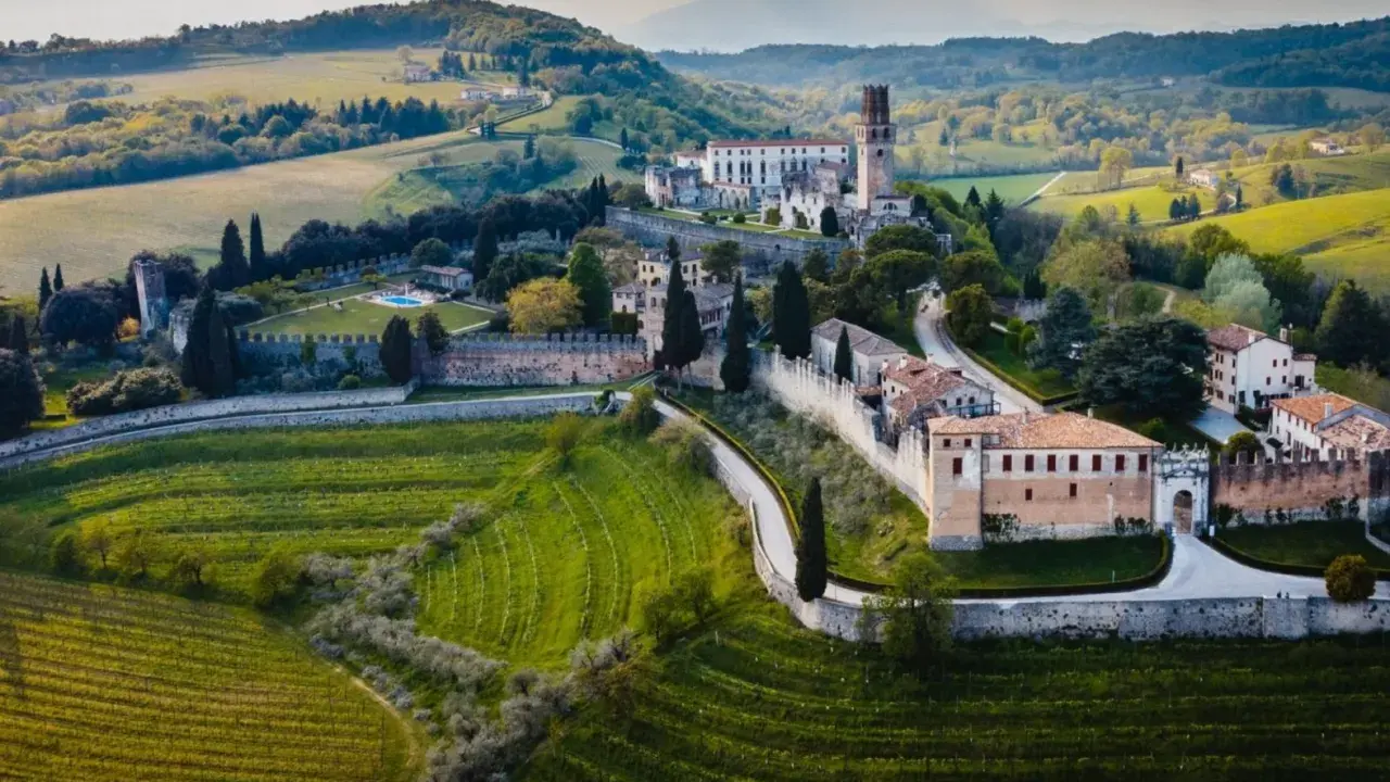 Castello di Conegliano, un gioiello tra le colline del Prosecco cosa vedere. Vigneti verdi e architettura storica si fondono in un paesaggio incantevole.