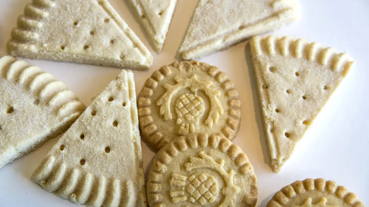 Biscuits sablés triangulaires et ronds, parfaits pour une recette shortbread. Ils sont saupoudrés de sucre.