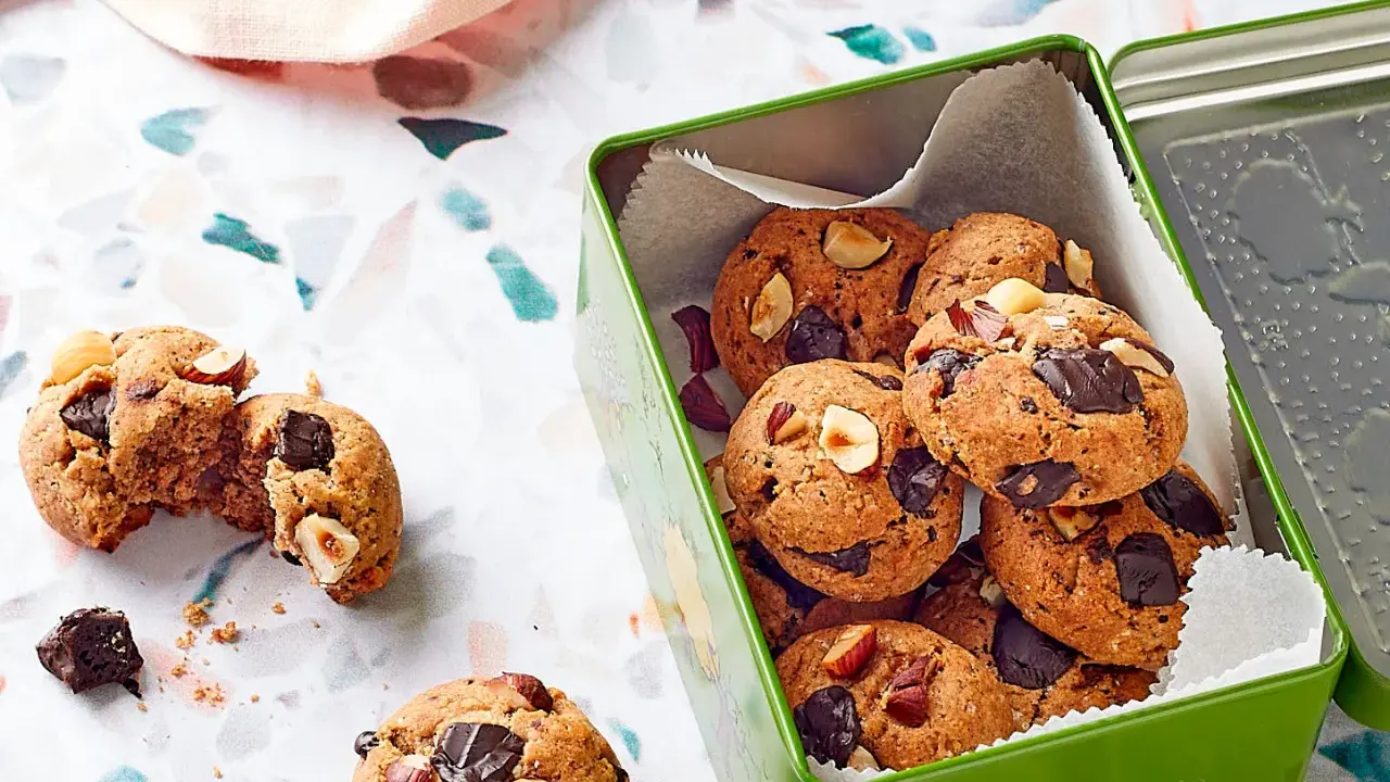 Biscuits au sarrasin, pépites de chocolat et noisettes, un délice à faible indice glycémique.