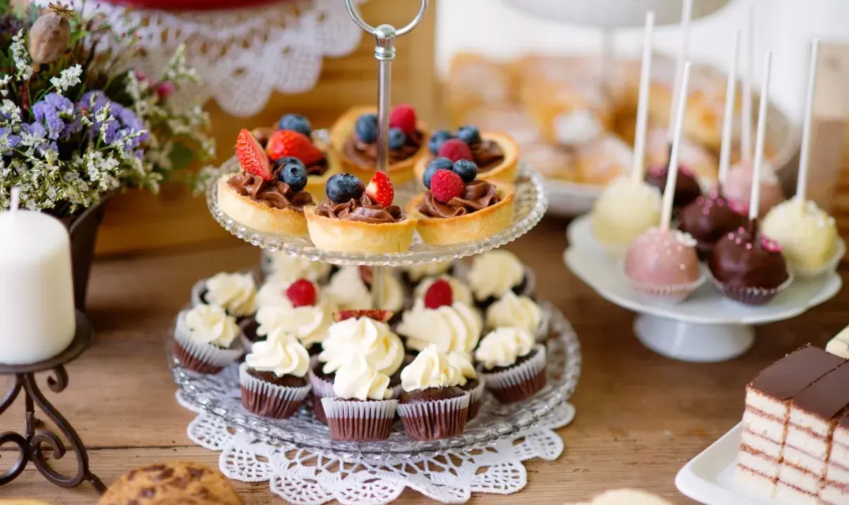 Słodkie przekąski na imprezę: babeczki, tartaletki z owocami, cake pops i ciasto.