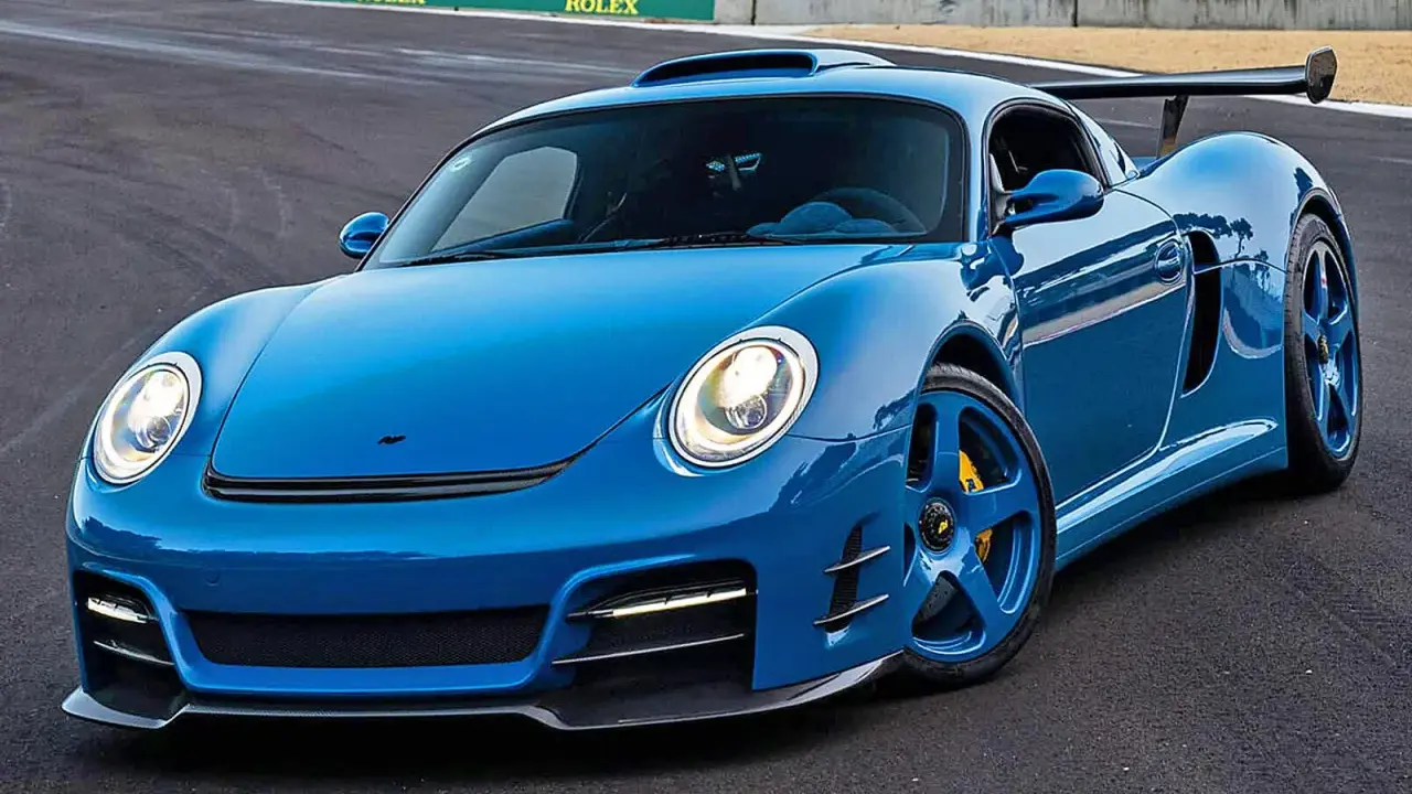 Blauer Ruf CTR3 auf Rennstrecke, ein Traumauto mit beeindruckendem Ruf CTR3 Preis.