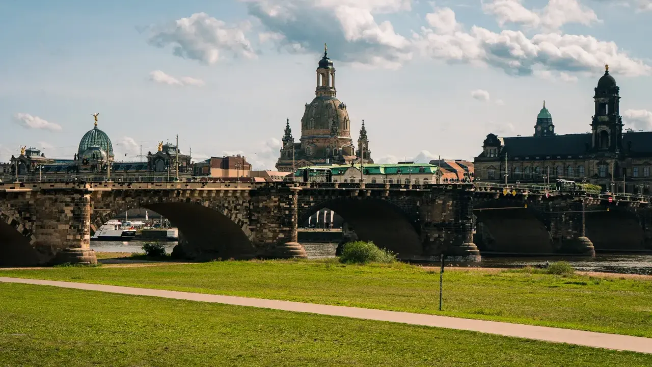 Most okazały z widokiem na zabytkową architekturę Drezna, w tym Frauenkirche. Idealna trasa spacerowa wzdłuż rzeki.