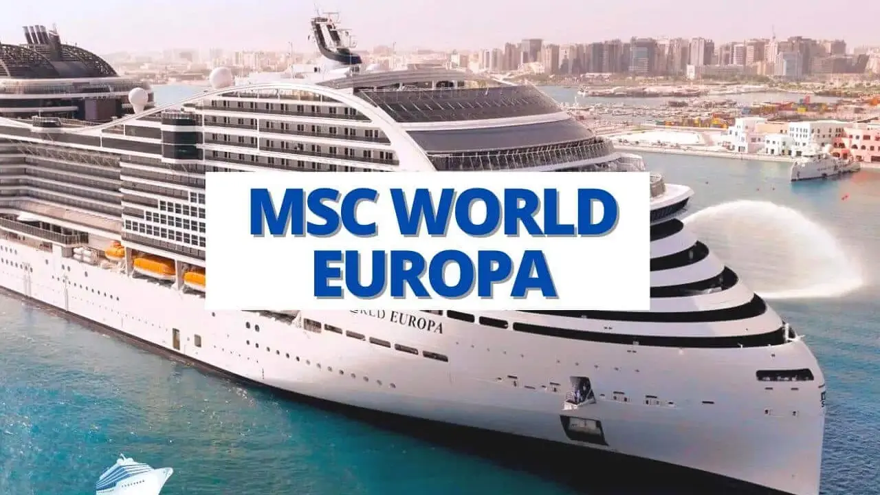 MSC World Europa, un gigante dei mari, attracca con un getto d'acqua festoso. Il ponte 16 offre una vista mozzafiato.
