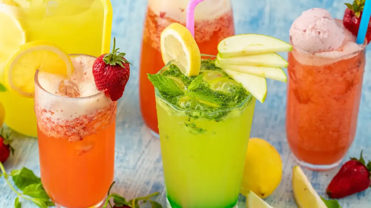 Färgglada drinkar med frukt och is. Perfekt för ett sommardrink recept.