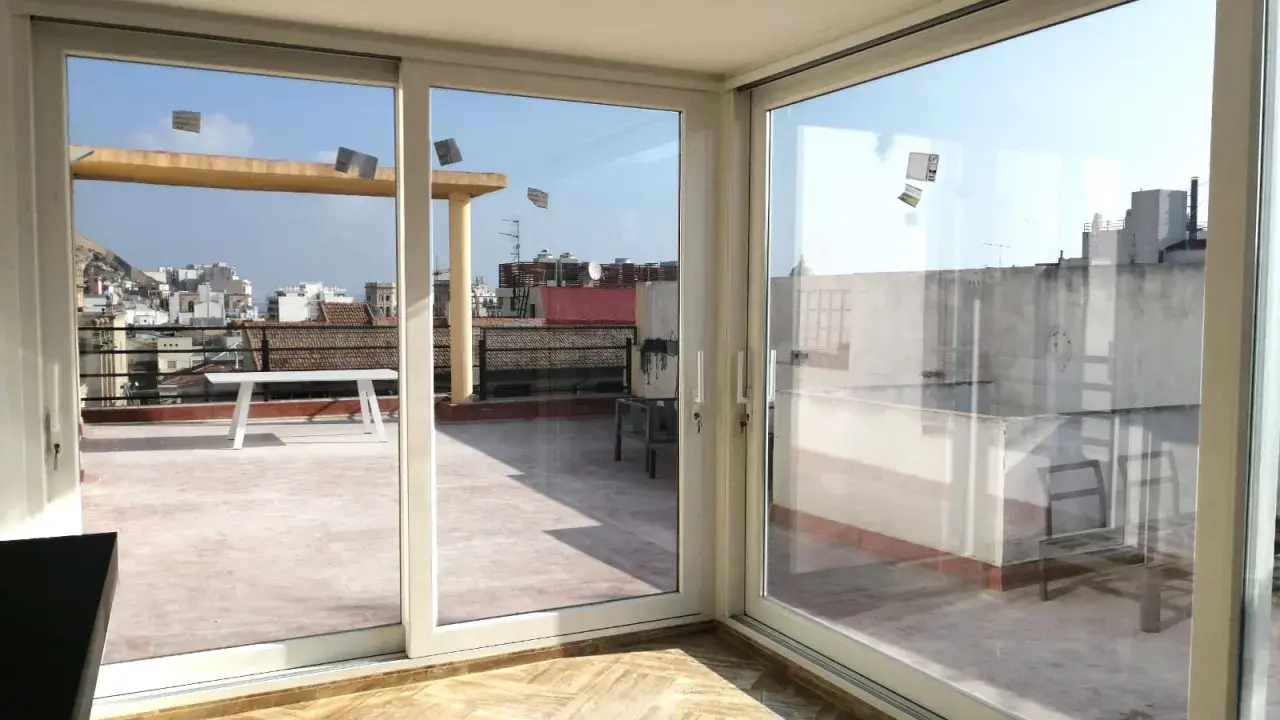 Ventanas de aluminio con vistas a la ciudad. Aprende como limpiar ventanas de aluminio para que brillen como nuevas.