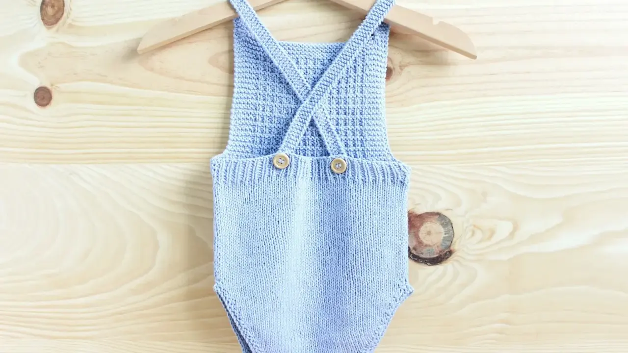 Ranita bebé dos agujas patrones. Un adorable enterito tejido a mano, perfecto para los más pequeños.