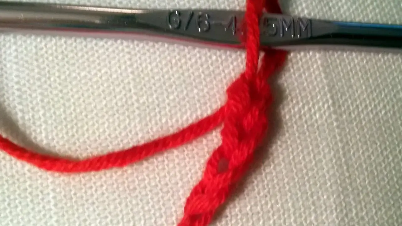 Czerwony łańcuszek na szydełku, z widocznym rozmiarem 4.5MM.