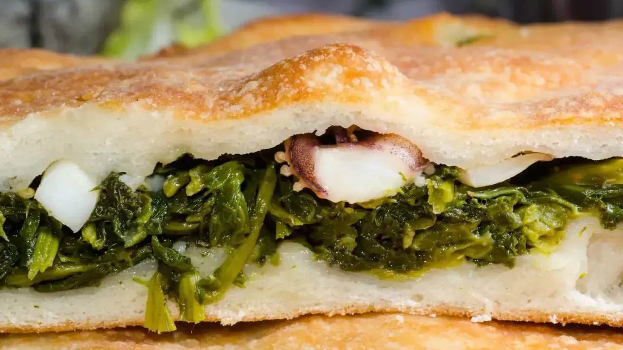 Focaccia ripiena con verdure e polpo, un'ottima idea per scoprire cosa mangiare a Gaeta.