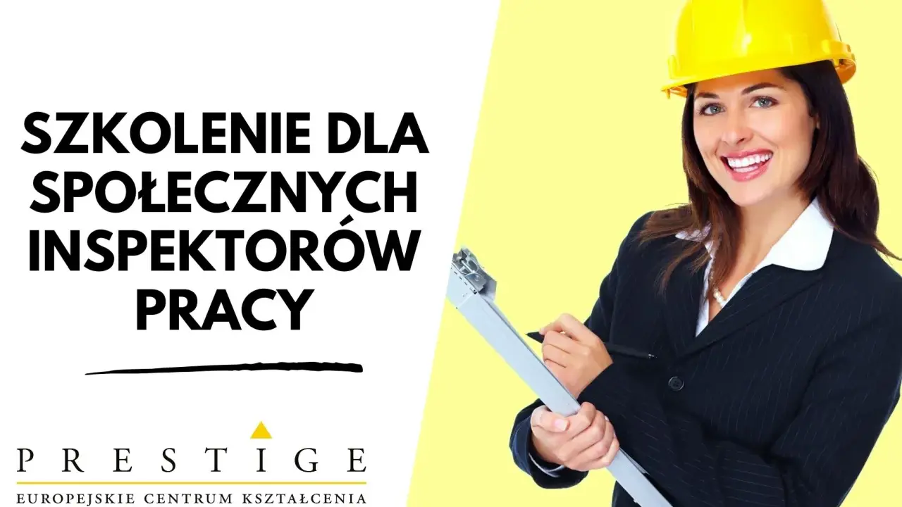 Uśmiechnięta kobieta w żółtym kasku i garniturze, trzymająca clipboard. Reklama szkolenia dla społecznych inspektorów pracy.