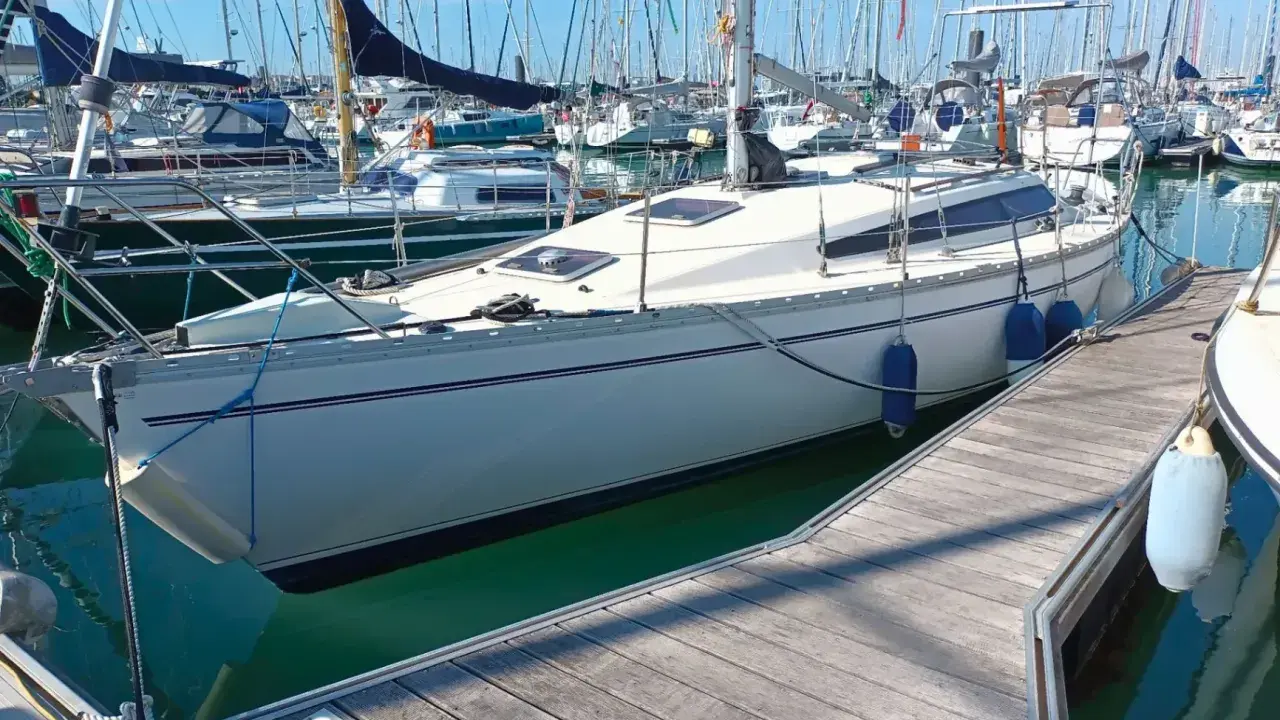 Voiliers blancs amarrés dans un port, prêts pour le départ au lever du soleil. 34 avis.