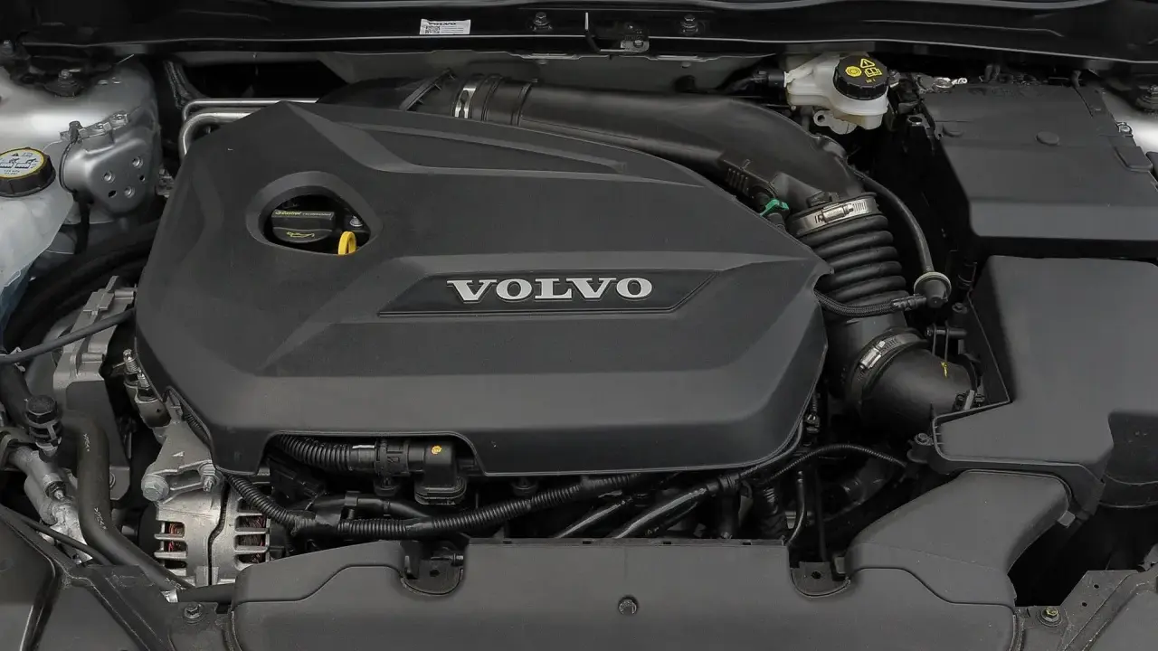 Silnik Volvo V40 D2 z widocznym logo Volvo na czarnej osłonie.