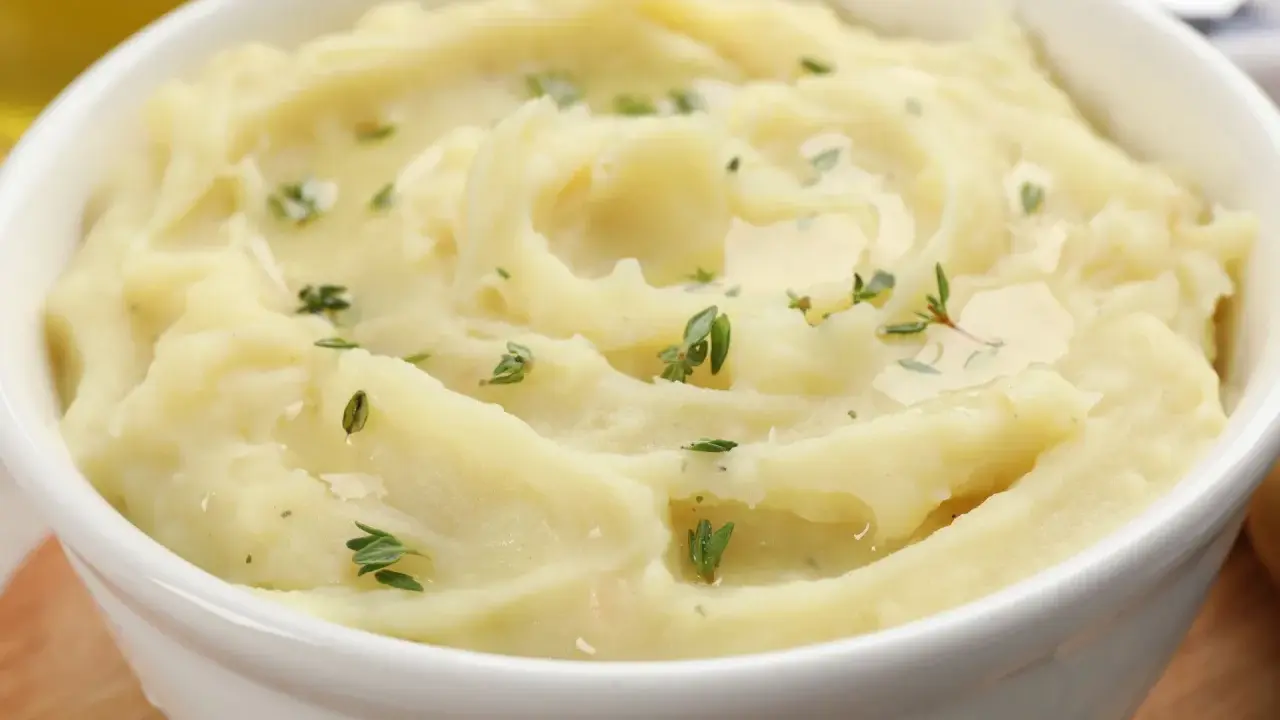 Puszyste puree ziemniaczane z gałązkami tymianku. Idealne, gdy chcesz wiedzieć, jak zrobić puree.
